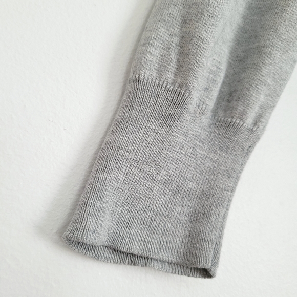 Banana Republic | Silk Blend V Neck Knit Grey Lightweight Sweater - S - Picture 4 of 9